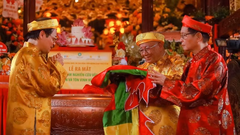 Lá cờ Hùng Vương của Trung tâm được ủy nhiệm chuyển tặng đến đồng bào, chiến sĩ ở quần đảo Trường Sa. 