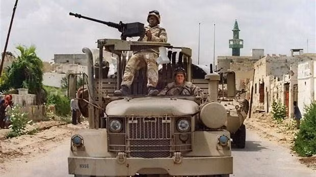 Lính thủy đánh bộ Mỹ tuần tra ở Bắc Mogadishu, Somalia. (Ảnh: AFP/TTXVN) 