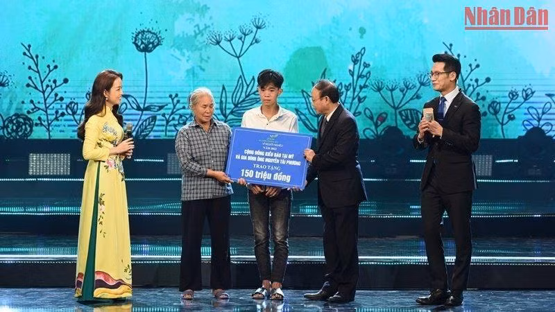 Tại chương trình, các khách mời trò chuyện về những câu chuyện thể hiện nỗ lực tự thân của người nghèo; những mảnh đời, hoàn cảnh cần sự chung tay giúp sức của cộng đồng để vươn lên trong cuộc sống. (Ảnh: TRẦN HẢI)