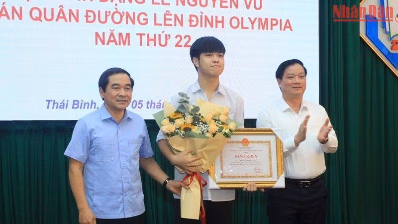 Lãnh đạo tỉnh Thái Bình tặng hoa, bằng khen và tiền thưởng 100 triệu đồng cho em Đặng Lê Nguyên Vũ.