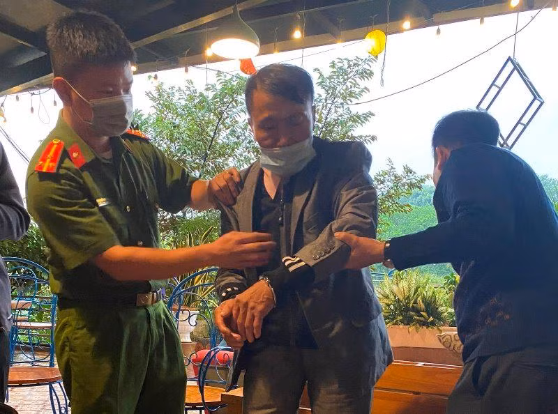 Công an bắt quả tang đối tượng Hà Văn Thành nhận tiền (ảnh do Công an cung cấp).