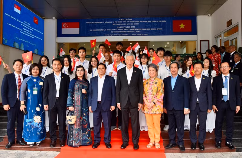 Thủ tướng Phạm Minh Chính và Thủ tướng Lý Hiển Long chụp ảnh chung với lãnh đạo, cán bộ Đại học Quốc gia Hà Nội.