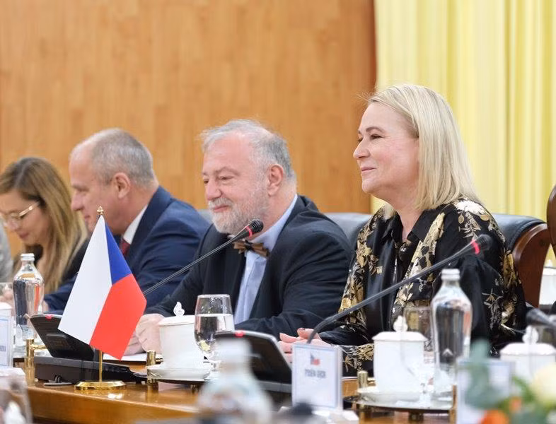 Bộ trưởng Quốc phòng Cộng hòa Czech Jana Cernochova và Đoàn công tác tại cuộc hội đàm.