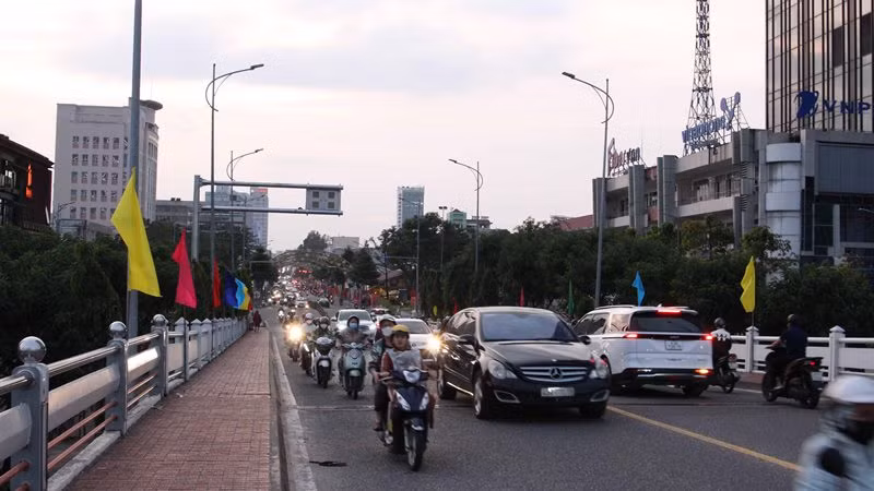 Đường phố từ chiều tối đã bắt đầu đông đúc.