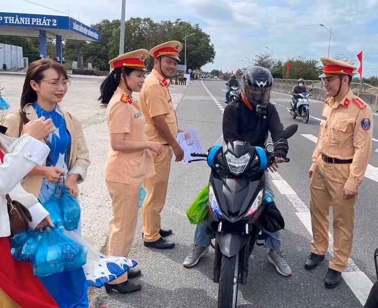 Được tiếp sức dọc đường, mọi người an tâm đi tiếp cuộc hành trình an toàn.