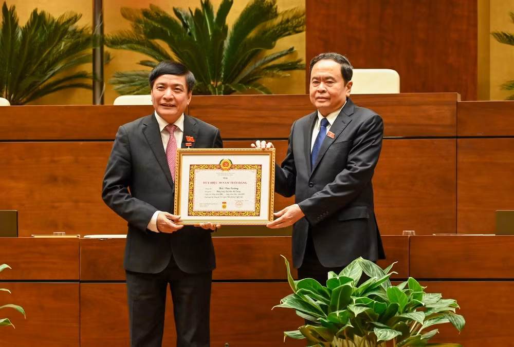 Phó Chủ tịch Thường trực Quốc hội Trần Thanh Mẫn trao Huy hiệu 30 năm tuổi Đảng cho Tổng Thư ký, Chủ nhiệm Văn phòng Quốc hội Bùi Văn Cường. Phó Chủ tịch Thường trực Quốc hội Trần Thanh Mẫn trao Huy hiệu 30 năm tuổi Đảng cho Tổng Thư ký, Chủ nhiệm Văn phòng Quốc hội Bùi Văn Cường.