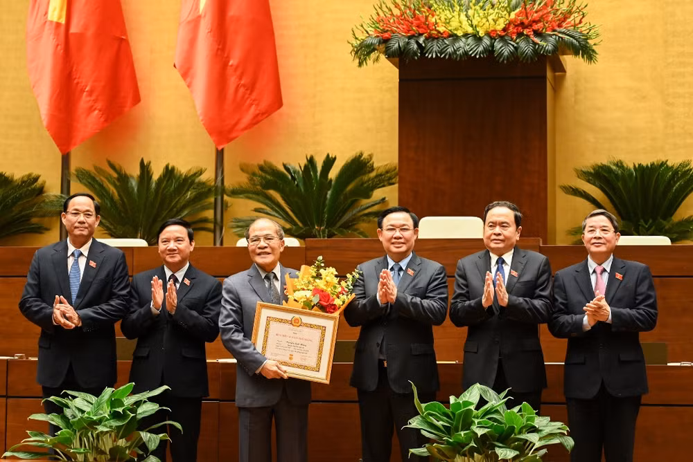 Chủ tịch Quốc hội Vương Đình Huệ và các Phó Chủ tịch Quốc hội chúc mừng đồng chí Nguyễn Sinh Hùng. Chủ tịch Quốc hội Vương Đình Huệ và các Phó Chủ tịch Quốc hội chúc mừng đồng chí Nguyễn Sinh Hùng.