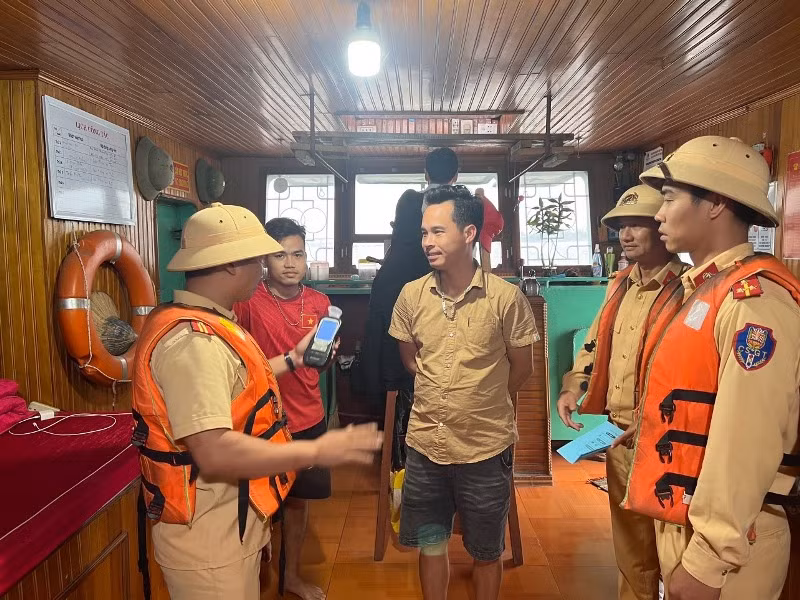 Lực lượng Cảnh sát giao thông kiểm tra nồng độ cồn đối với các thuyền viên, lái tàu.