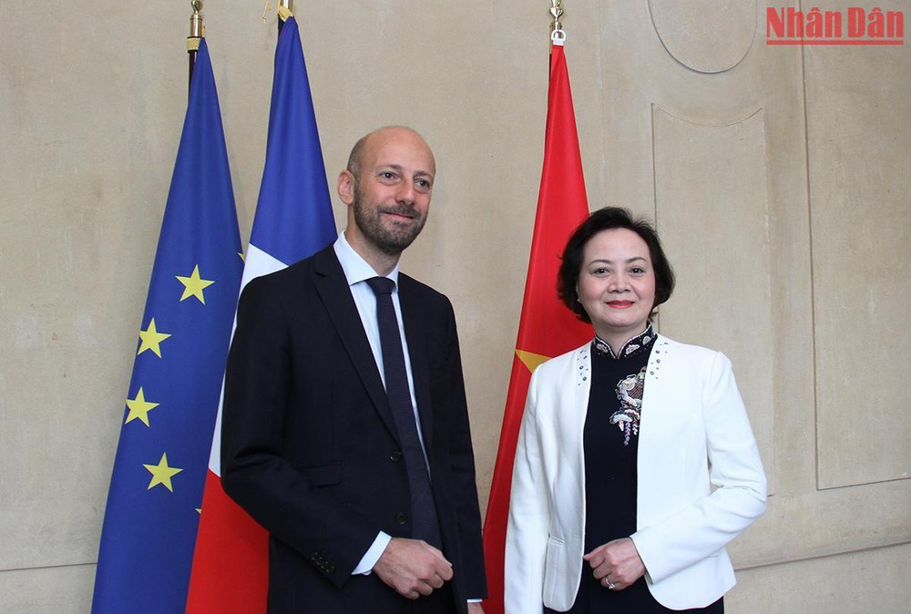Bộ trưởng Chuyển đổi số và Công vụ Pháp Stanislas Guerini đón Bộ trưởng Nội vụ Phạm Thị Thanh Trà. (Ảnh: Khải Hoàn)