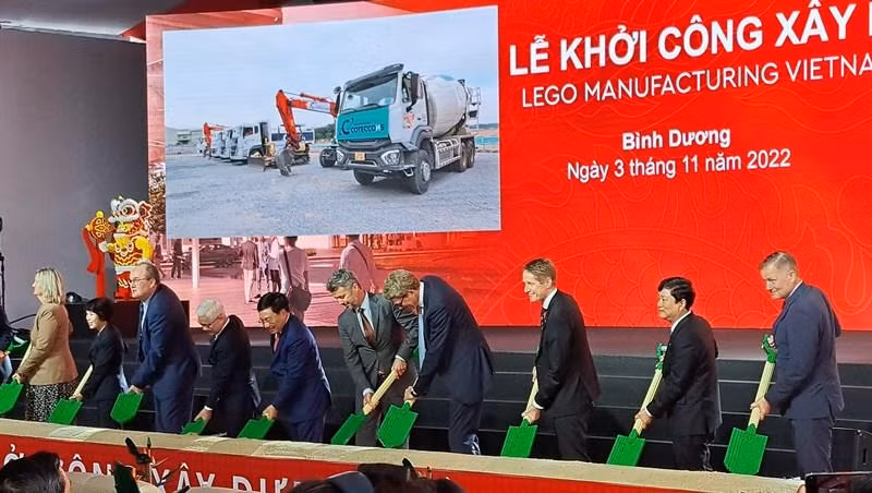 Các đại biểu thực hiện nghi thức khởi công nhà máy Tập đoàn LEGO.