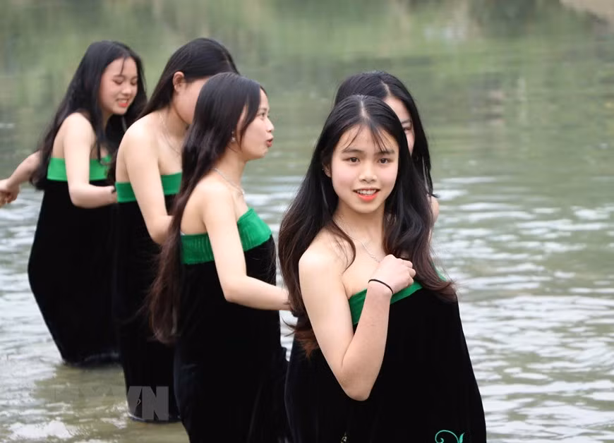 Vẻ đẹp trong trẻo của các cô gái Thái trắng ở khu vực Mường So, huyện Phong Thổ, tỉnh Lai Châu. (Ảnh: Văn Oanh/TTXVN)