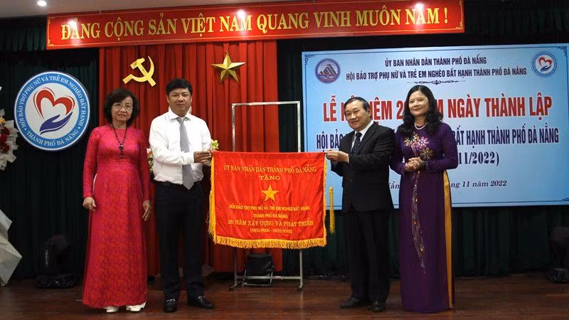 Tặng Cờ ghi nhận cho Hội Bảo trợ Phụ nữ và Trẻ em nghèo bất hạnh thành phố Đà Nẵng.