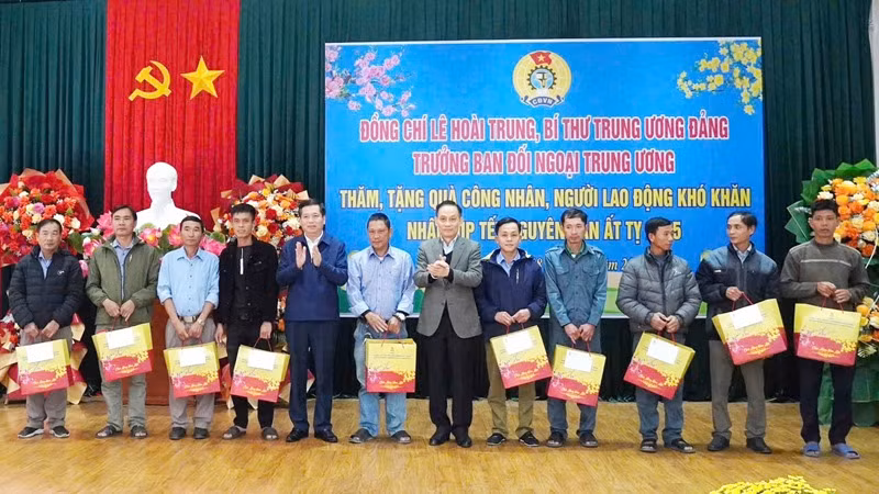 Bí thư Trung ương Đảng, Trưởng Ban Đối ngoại Trung ương Lê Hoài Trung cùng Bí thư Tỉnh ủy Quảng Trị Nguyễn Long Hải trao quà tết cho công nhân, người lao động.