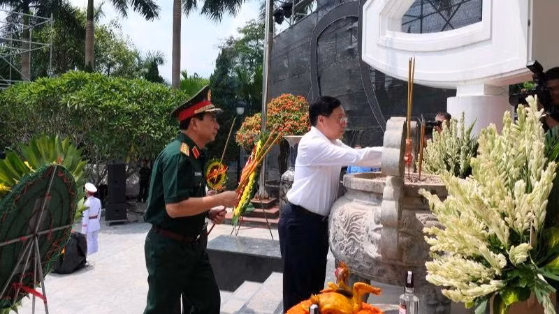 Đồng chí Phạm Bình Minh thắp hương tưởng nhớ các Anh hùng, liệt sĩ tại Nghĩa trang liệt sĩ Vị Xuyên.