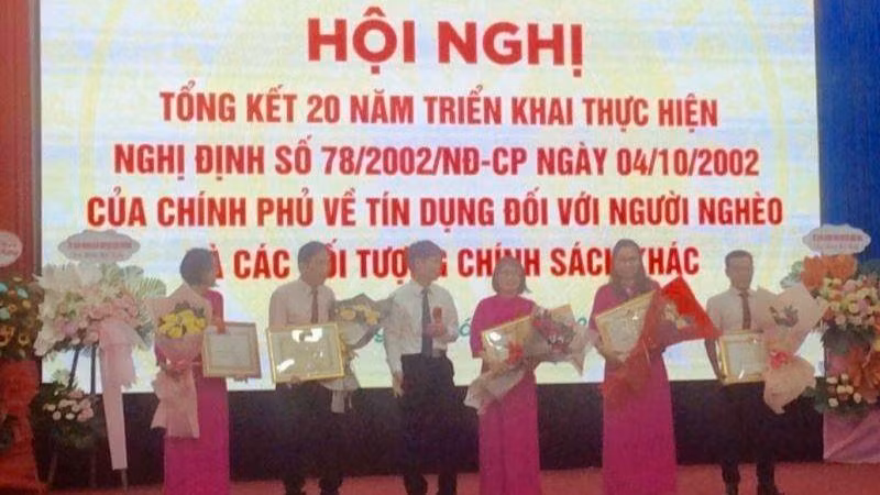Khen thưởng các tập thể, các nhân đạt nhiều thành tích xuất sắc trong hoạt động tín dụng.