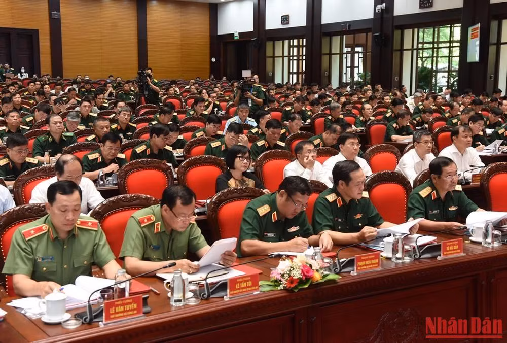 Các đồng chí lãnh đạo Bộ Quốc phòng, Bộ Công an dự hội nghị.