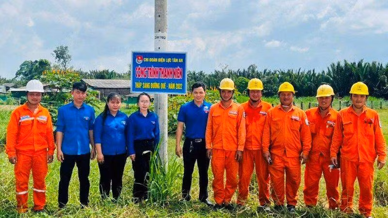 Đoàn viên, thanh niên ngành điện miền nam tham gia thực hiện công trình thắp sáng đường quê
