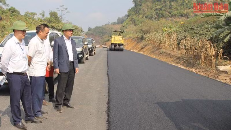 Đoàn công tác Ủy ban nhân dân tỉnh Sơn La kiểm tra tiến độ rải thảm tuyến tránh thành phố. 