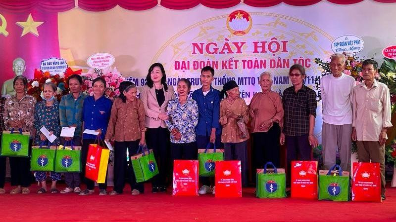 Bộ trưởng Y tế Đào Hồng Lan tặng quà người có hoàn cảnh khó khăn ở thôn Kỳ Côi, xã Tam Kỳ, huyện Kim Thành.
