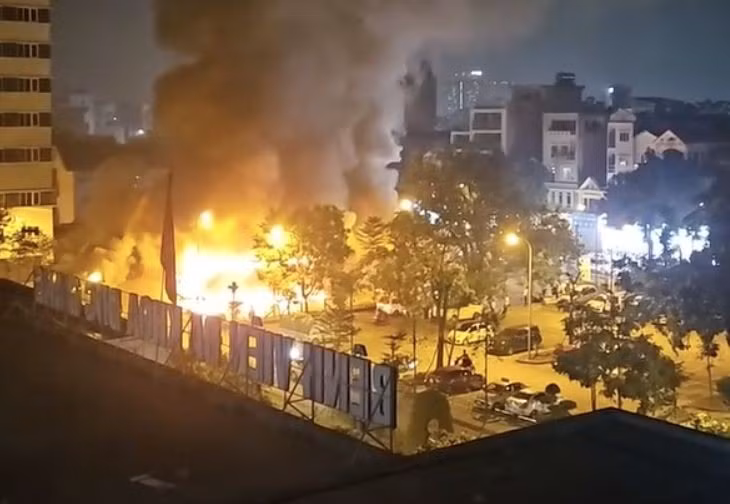 Hà Nội: Cháy lớn tại kho chứa đồ ở Bệnh viện đa khoa Đức Giang