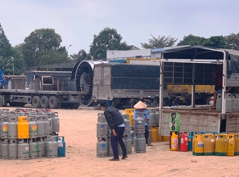 Nhiều vỏ bình gas của các doanh nghiệp kinh doanh gas nghi bị chiếm dụng trái phép. (Ảnh: Quản lý thị trường cung cấp)