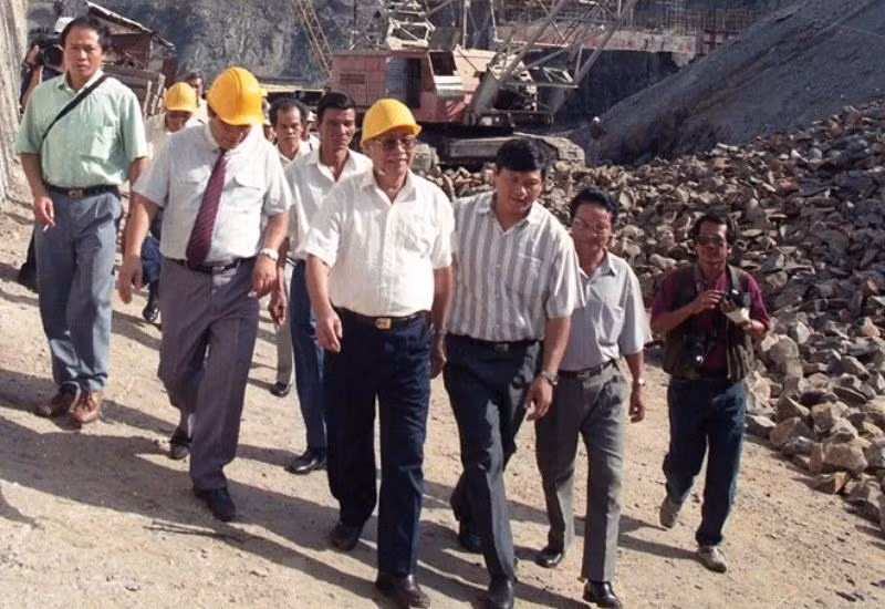 Sáng 14/11/1993, Thủ tướng Võ Văn Kiệt đến thăm và làm việc tại công trường xây dựng Nhà máy thủy điện Thác Mơ (Sông Bé). (Ảnh: Minh Đạo/TTXVN)