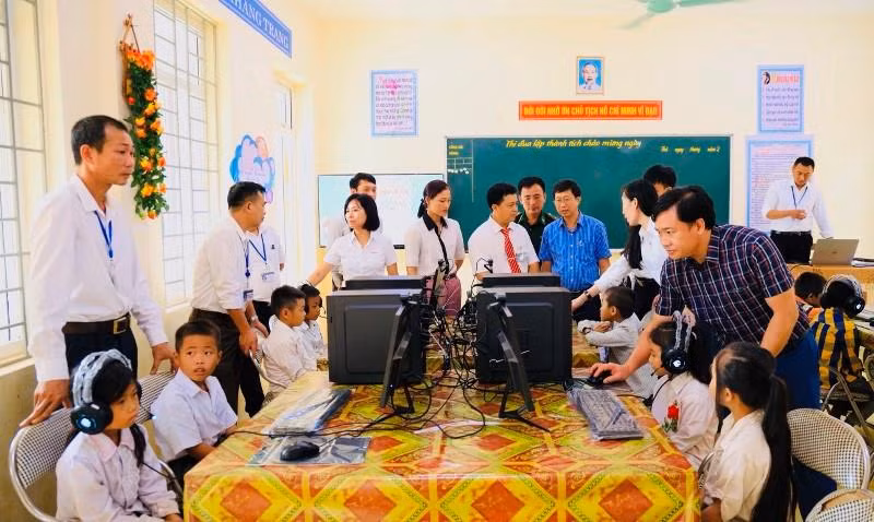 Tham quan phòng máy vi tính vừa lắp đặt tại Trường Phổ thông dân tộc bán trú tiểu học Mai Sơn.