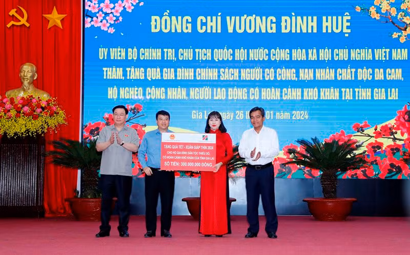 Chủ tịch Quốc hội chứng kiến Chủ tịch Hội đồng Dân tộc của Quốc hội trao bảng tượng trưng 300 triệu đồng từ nguồn vận động tài trợ từ Ngân hàng Nông nghiệp và Phát triển nông thôn Việt Nam tặng tỉnh Gia Lai.