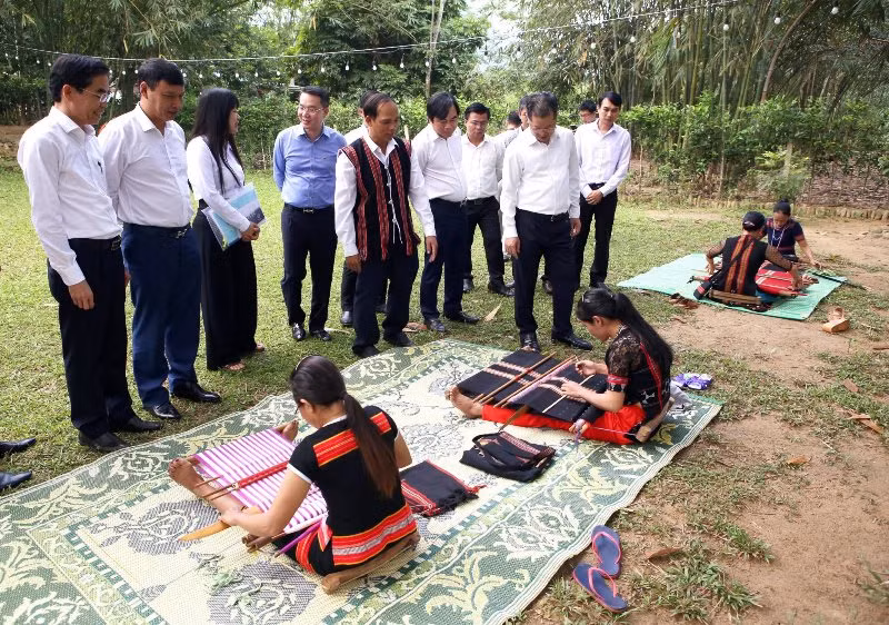 Mô hình dệt thổ cầm truyền thống của người Cơ Tu. 