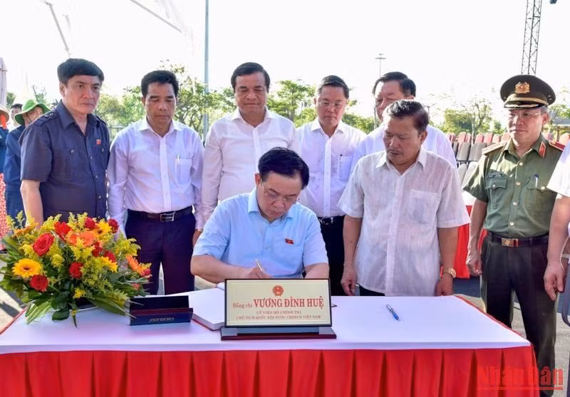 Chủ tịch Quốc hội Vương Đình Huệ viết lưu bút tại quần thể tượng đài Mẹ Việt Nam Anh hùng. (Ảnh Duy Linh) Chủ tịch Quốc hội Vương Đình Huệ viết lưu bút tại quần thể tượng đài Mẹ Việt Nam Anh hùng. (Ảnh Duy Linh)