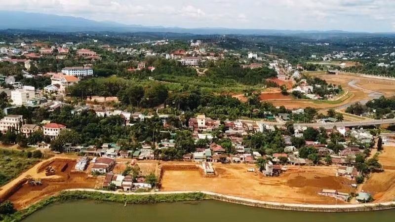 Tại khu vực vùng lõi Dự án Quảng trường Trung tâm thành phố Gia Nghĩa, tỉnh Đắk Nông vẫn còn nhiều hộ dân chưa chấp thuận bàn giao mặt bằng, khiến dự án bị chậm tiến độ.