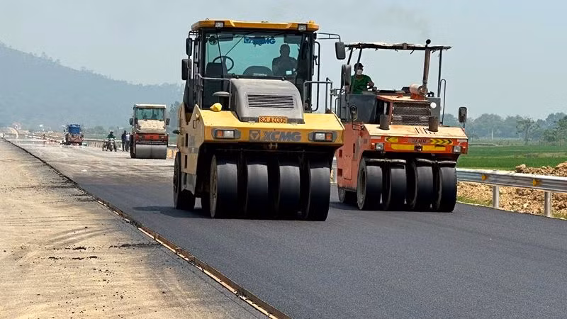 Thi công gói thầu 14-XL trên tuyến cao tốc Mai Sơn-Quốc lộ 45.