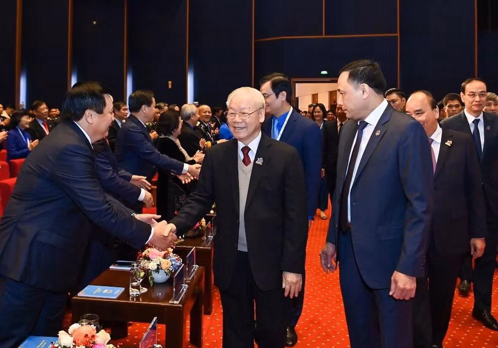 Tổng Bí thư Nguyễn Phú Trọng với các đại biểu dự đại hội.