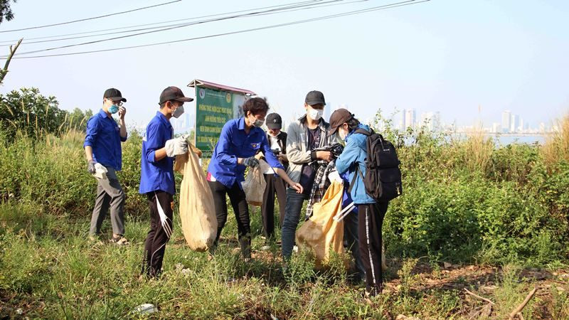 Các bạn trẻ dọn vệ sinh trên bán đảo Sơn Trà.
