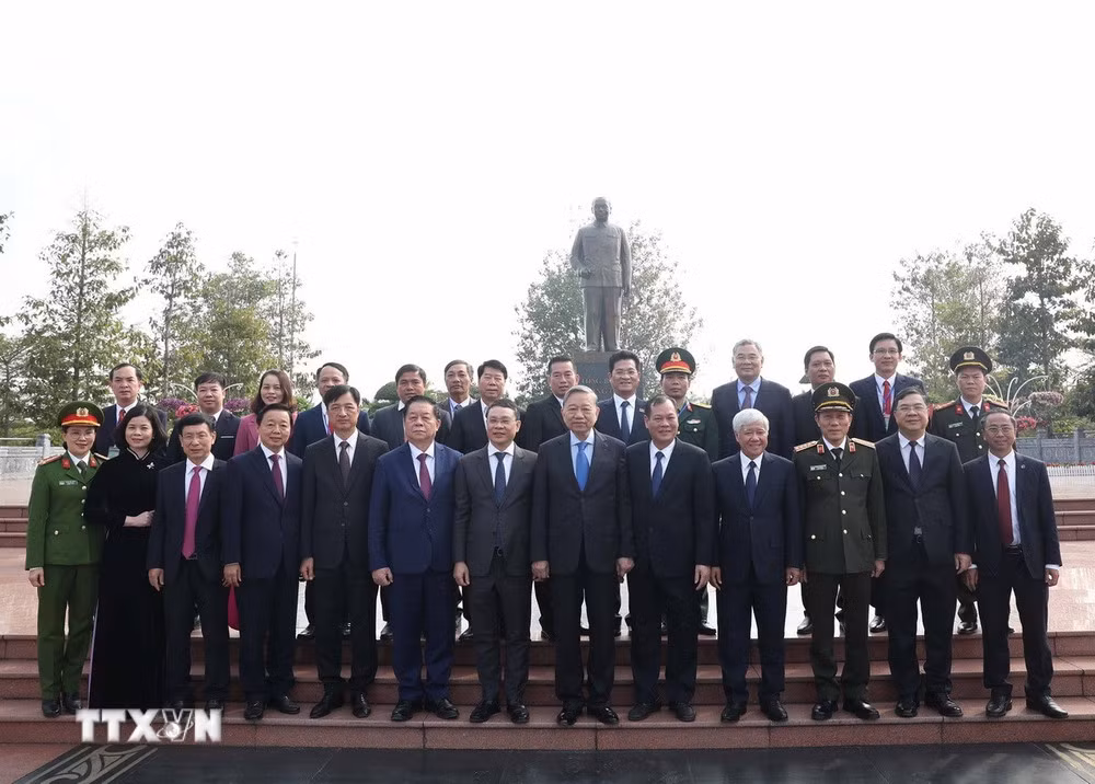 Tổng Bí thư Tô Lâm và Đoàn công tác Trung ương tại Tượng đài Tổng Bí thư Trường Chinh ở thị trấn Xuân Trường, huyện Xuân Trường. (Ảnh: Thống Nhất/TTXVN)