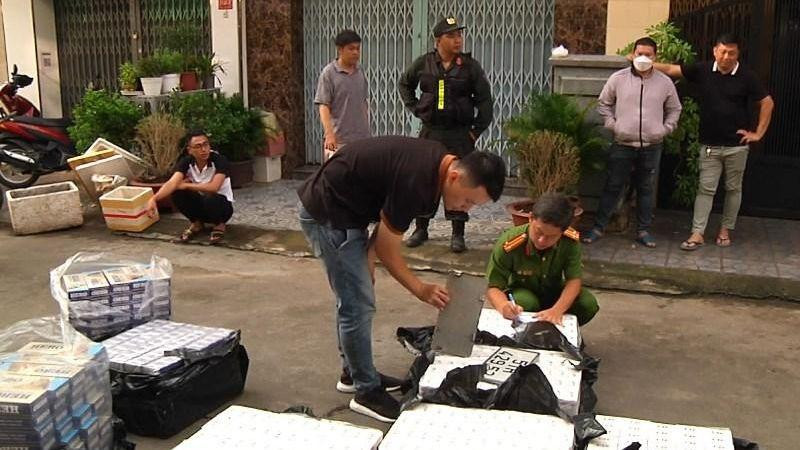 Lực lượng công an bắt giữ số thuốc lá lậu.