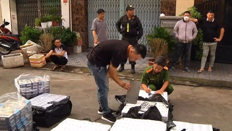 Lực lượng công an bắt giữ số thuốc lá lậu.