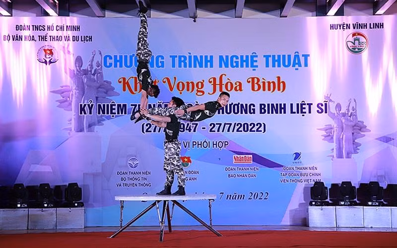Tiết mục nghệ thuật trong chương trình “Khát vọng hòa bình” phục vụ nhân dân huyện Vĩnh Linh. Tiết mục nghệ thuật trong chương trình “Khát vọng hòa bình” phục vụ nhân dân huyện Vĩnh Linh.