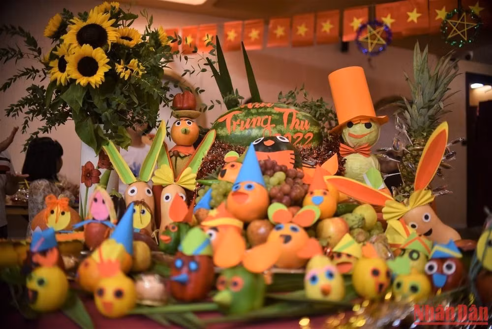 Mâm cỗ Trung thu đầy ắp bánh trái. (Ảnh: MINH DUY)