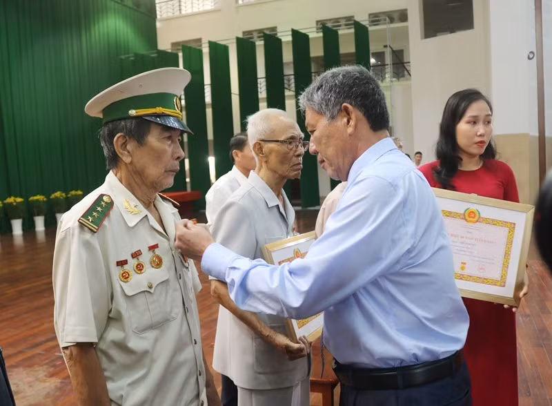 Bí thư Tỉnh ủy Trà Vinh Ngô Chí Cường trao Huy hiệu Đảng tặng các đảng viên cao tuổi đảng.