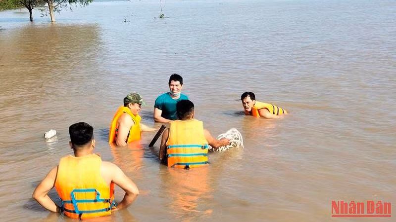 Lực lượng công binh tỉnh Trà Vinh trục vớt quả bom tại bãi biển xã Mỹ Long Nam, huyện Cầu Ngang.