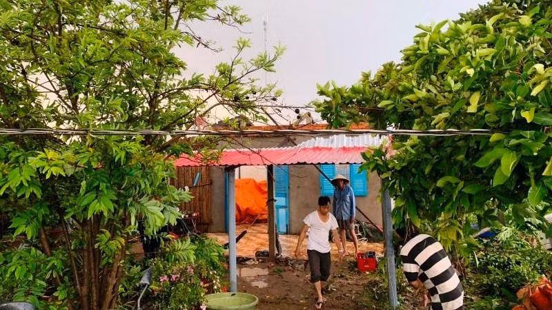 Lốc xoáy làm tốc mái nhà của người dân tại xã Thừa Đức (huyện Bình Đại, tỉnh Bến Tre). 