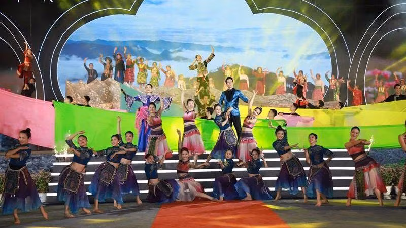 Chương trình nghệ thuật tại lễ khai mạc Lễ hội hoa tam giác mạch lần thứ 8.
