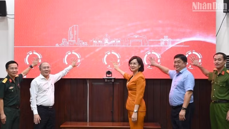 Lãnh đạo tỉnh Bình Phước ấn nút triển khai chức năng Chatbot AI hỗ trợ người dân, doanh nghiệp trên Cổng dịch vụ công tỉnh Bình Phước.