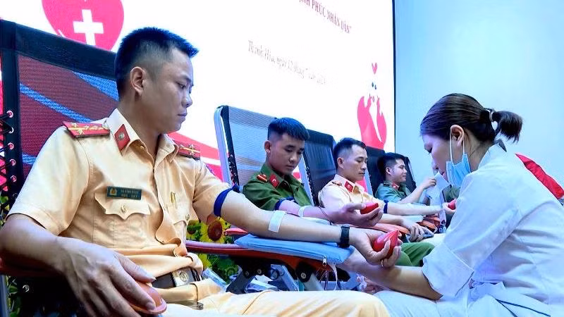 Công an Thanh Hóa tình nguyện hiến máu.