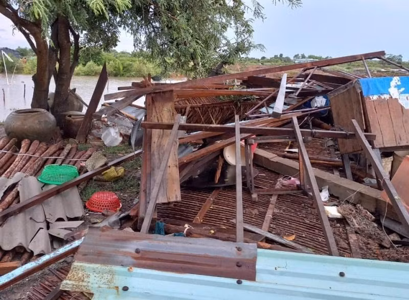 Lốc xoáy làm sập nhà của người dân tại xã Thừa Đức (huyện Bình Đại, tỉnh Bến Tre).