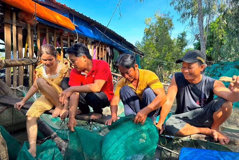 Ba anh em ruột trong gia đình đã ba đời theo nghề hạ bạc (từ trái qua: Cẩm Hồng và chồng (áo đỏ) cùng 2 anh ruột Tùng, anh Kình) trong mùa nước nổi năm nay.