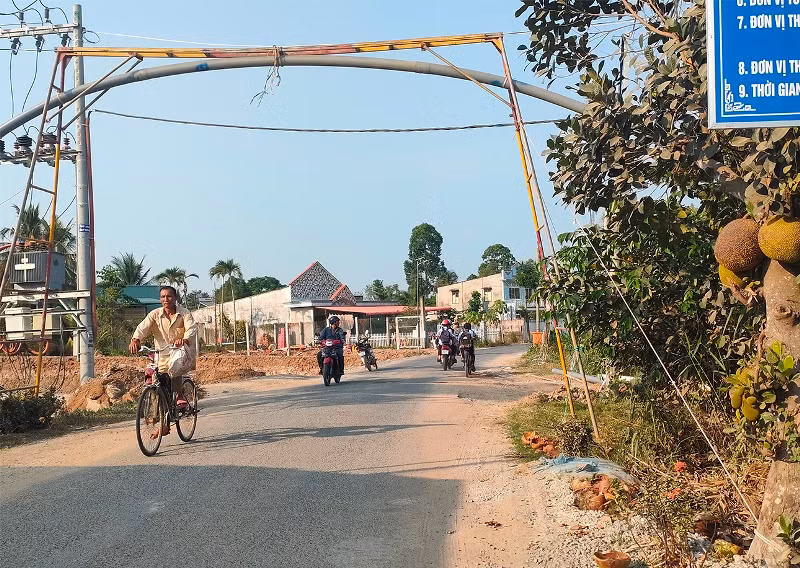 Một khu vực thi công tuyến tránh Quốc lộ 30 không rào chắn tại xã An Bình, huyện Cao Lãnh, nguy hiểm cho phương tiện qua lại, đặc biệt là trẻ em đang học tại 2 trường học gần đó.
