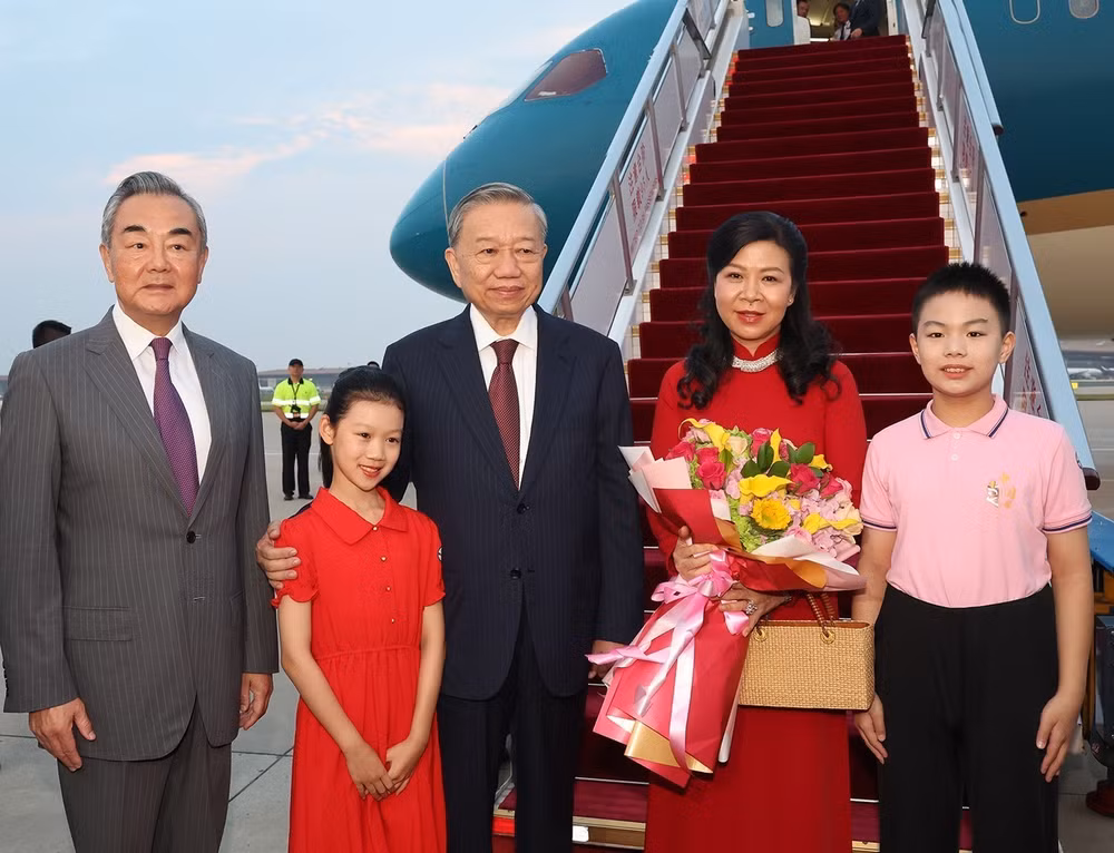 Đồng chí Vương Nghị, Ủy viên Bộ Chính trị, Chủ nhiệm Văn phòng Ủy ban công tác Đối ngoại Trung ương, Bộ trưởng Ngoại giao đón Tổng Bí thư, Chủ tịch nước Tô Lâm và Phu nhân tại Sân bay quốc tế Bắc Kinh. (Ảnh: Trí Dũng – TTXVN)