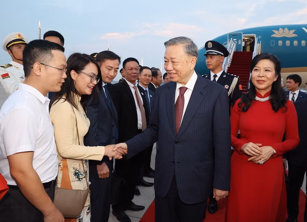 Lễ đón Tổng Bí thư, Chủ tịch nước Tô Lâm và Phu nhân tại Sân bay quốc tế Bắc Kinh. (Ảnh: Trí Dũng – TTXVN)